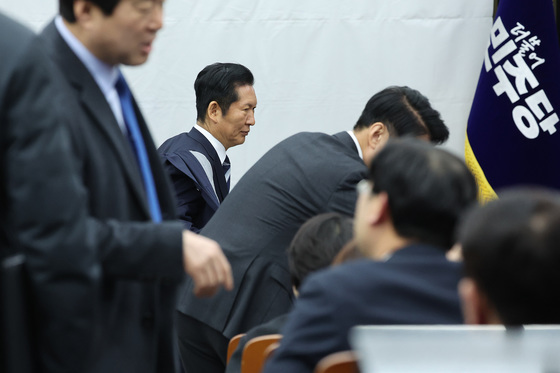 의원총회 참석하는 정청래 대표