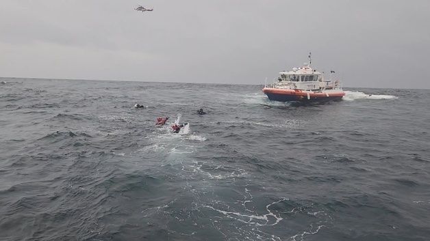 속초해경, 속초 해상서 표류 중인 다이버 3명 전원구조