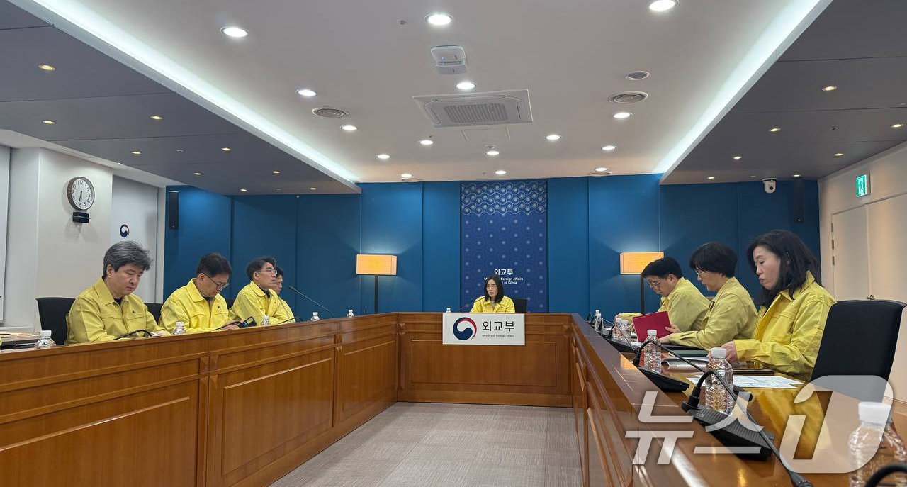 (서울=뉴스1) 임세영 기자 = 김진아 외교부 2차관이 1일 서울 종로구 외교부 청사에서 중동 정세 및 재외국민 보호 관련 합동 상황점검회의를 주재하고 있다. (외교부 제공. 재판 …