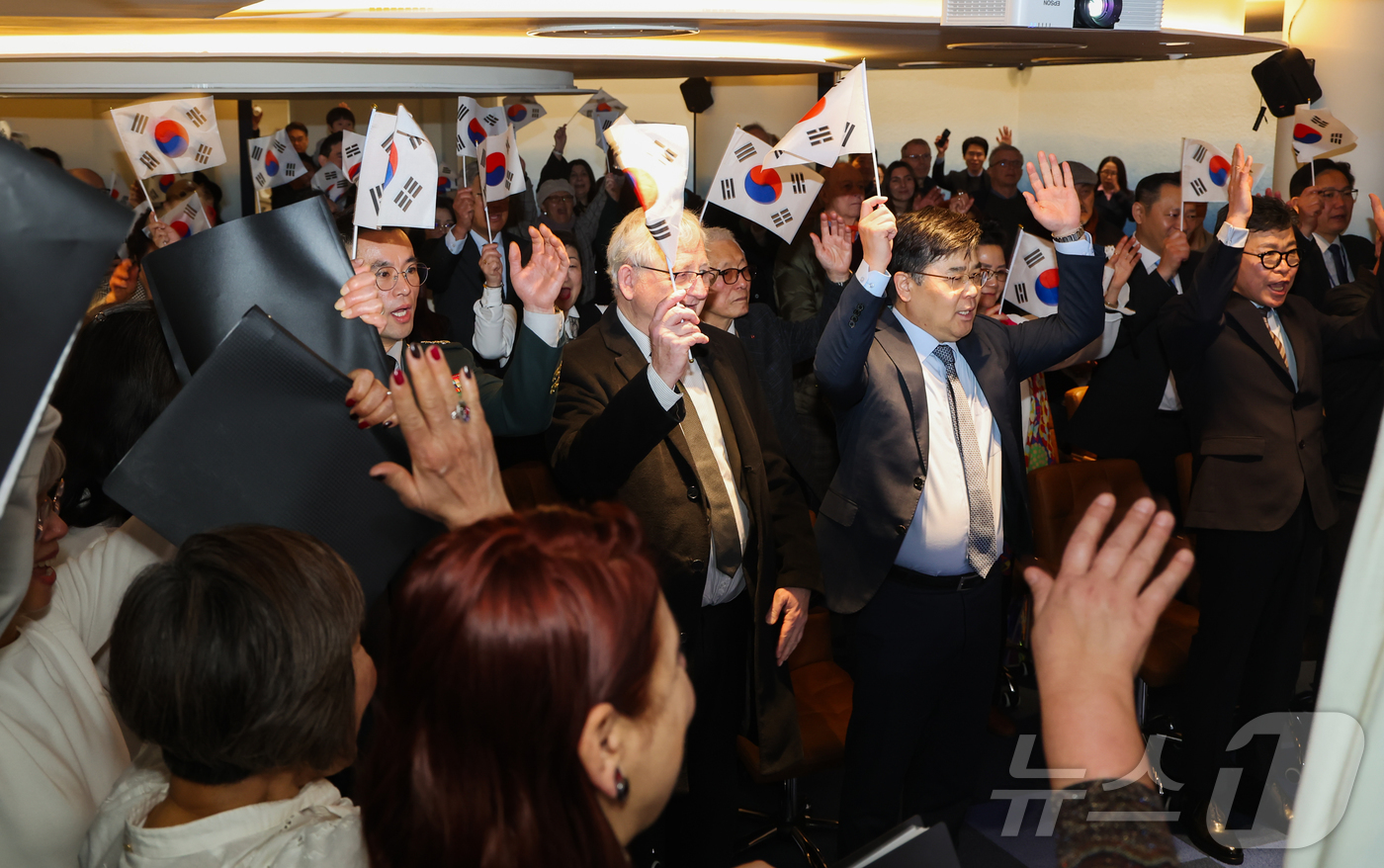 (파리=뉴스1) 이준성 기자 = 1일(현지시간) 프랑스 파리 주프랑스한국대사관(김병준 대사대리) 영사부에서 열린 제107주년 3·1절 기념행사에서 참석자들이 만세삼창을 하고 있다. …