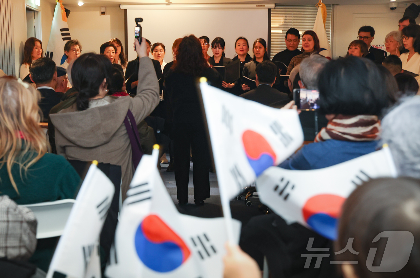 (파리=뉴스1) 이준성 기자 = 1일(현지시간) 프랑스 파리 주프랑스한국대사관(김병준 대사대리) 영사부에서 열린 제107주년 3·1절 기념행사에서 교민으로 구성된 정다운 합창단이 …