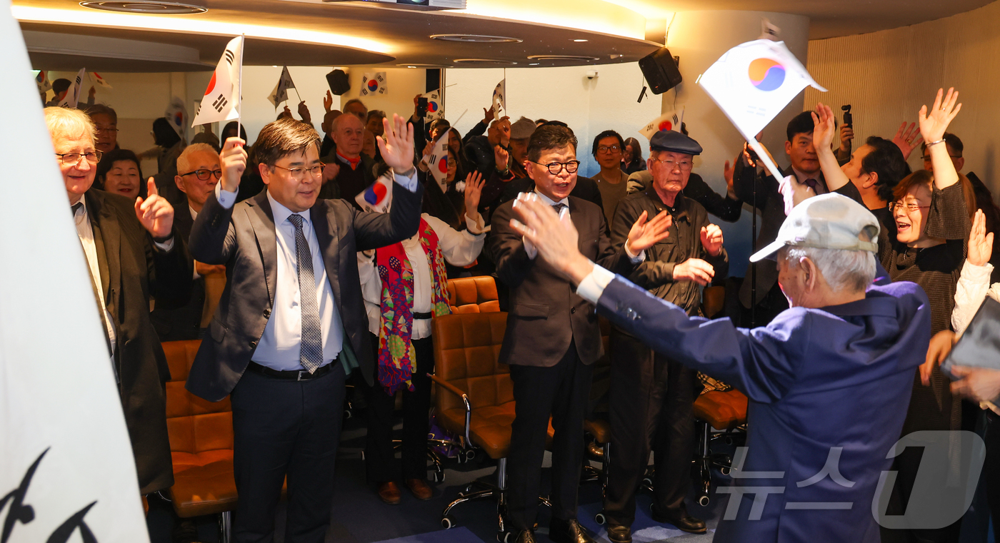 (파리=뉴스1) 이준성 기자 = 1일(현지시간) 프랑스 파리 주프랑스한국대사관(김병준 대사대리) 영사부에서 열린 제107주년 3·1절 기념행사에서 교민 원로 김화영(89) 씨의 선 …