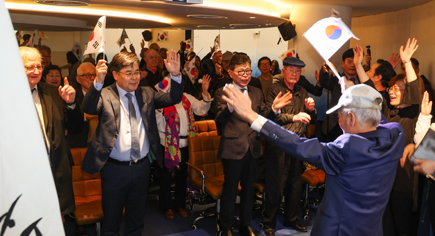 프랑스 파리서 3·1절 기념행사…만세삼창 하는 교민들