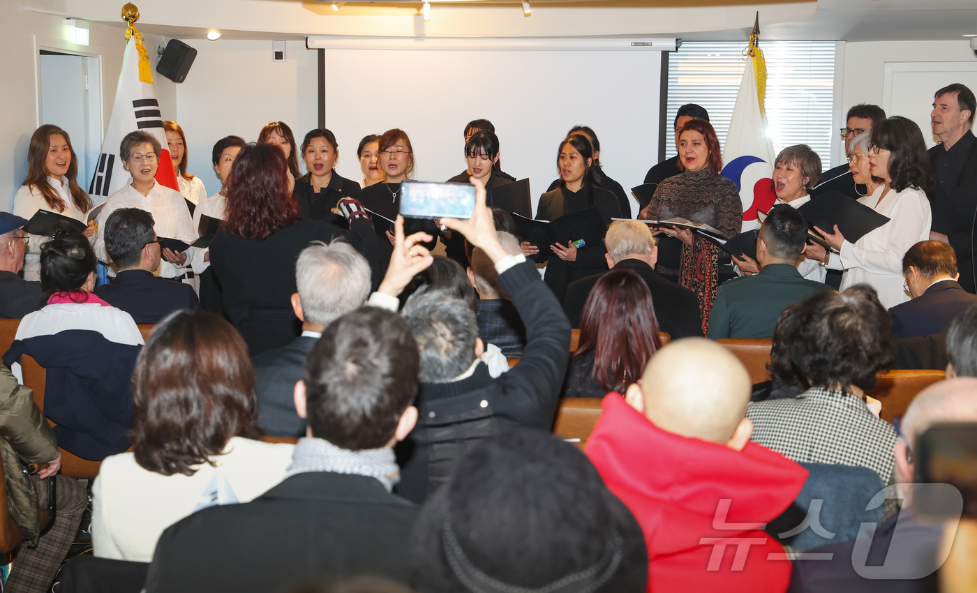 (파리=뉴스1) 이준성 기자 = 1일(현지시간) 프랑스 파리 주프랑스한국대사관(김병준 대사대리) 영사부에서 열린 제107주년 3·1절 기념행사에서 교민으로 구성된 정다운 합창단이 …
