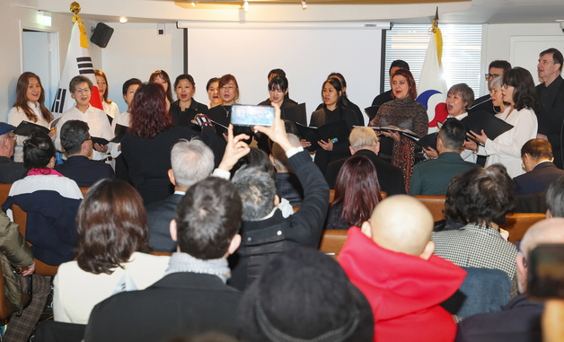 파리 3·1절 기념식서 '아리랑' 부르는 정다운 합창단