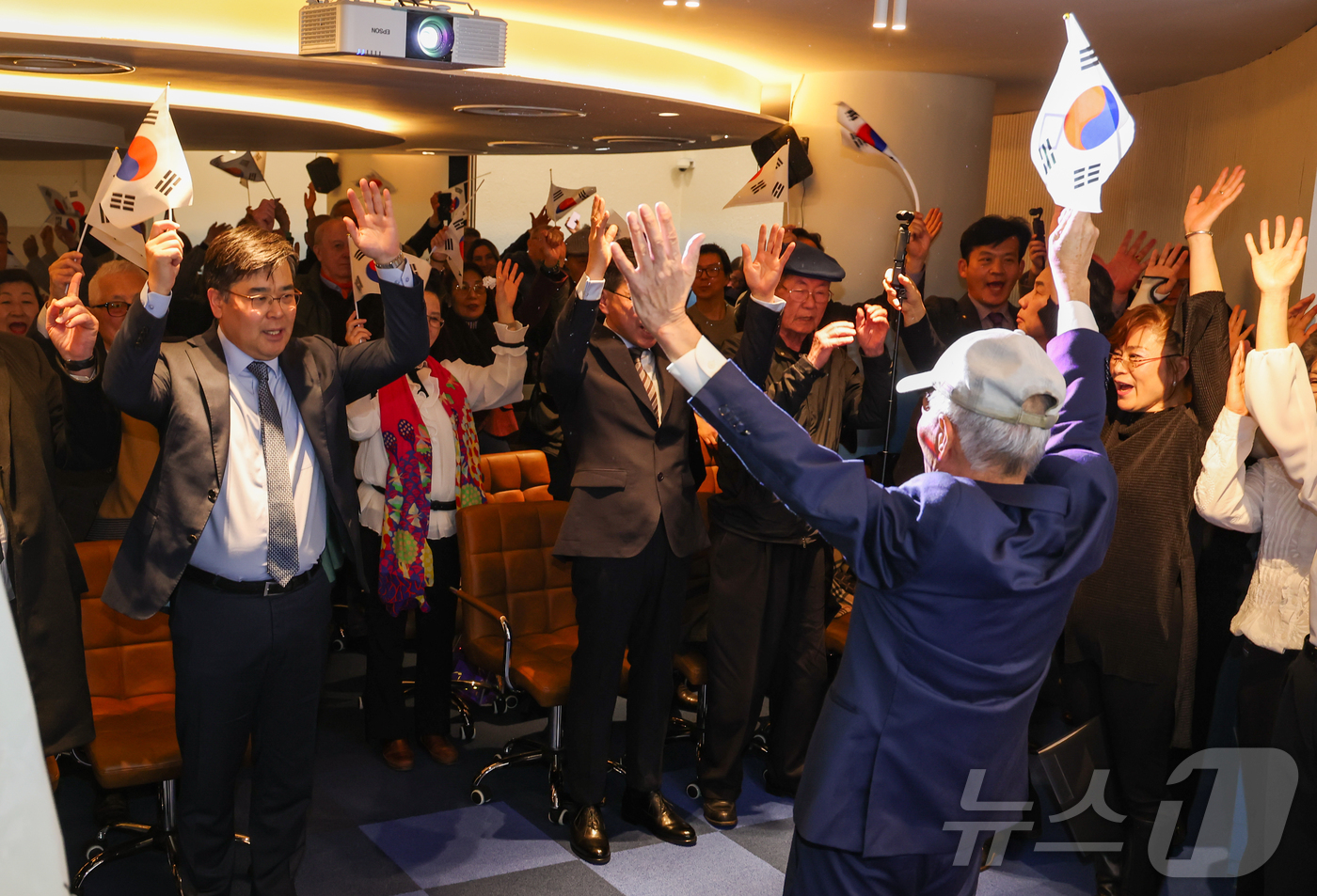 (파리=뉴스1) 이준성 기자 = 1일(현지시간) 프랑스 파리 주프랑스한국대사관(김병준 대사대리) 영사부에서 열린 제107주년 3·1절 기념행사에서 교민 원로 김화영(89) 씨의 선 …