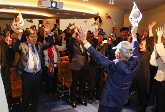 프랑스 파리서 3·1절 기념행사…만세삼창 하는 교민들