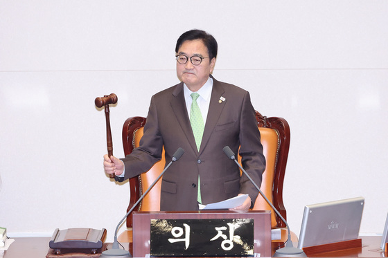 국민투표법 개정안 통과 알리는 우원식 의장