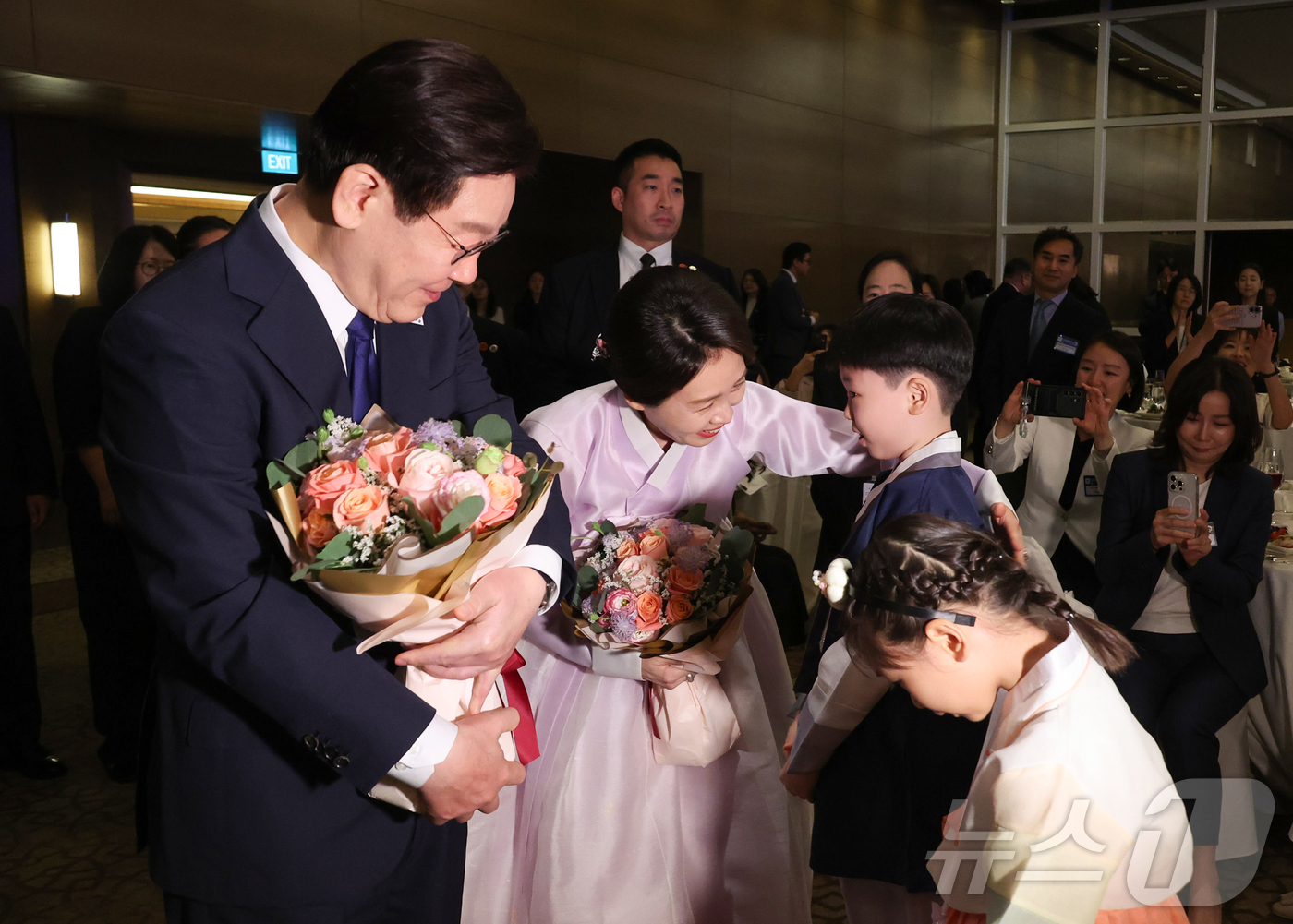 (싱가포르=뉴스1) 허경 기자 = 싱가포르를 국빈 방문한 이재명 대통령과 김혜경 여사가 1일 싱가포르 한 호텔에서 열린 동포 만찬 간담회에서 화동들에게 꽃다발을 전달 받고 있다. …