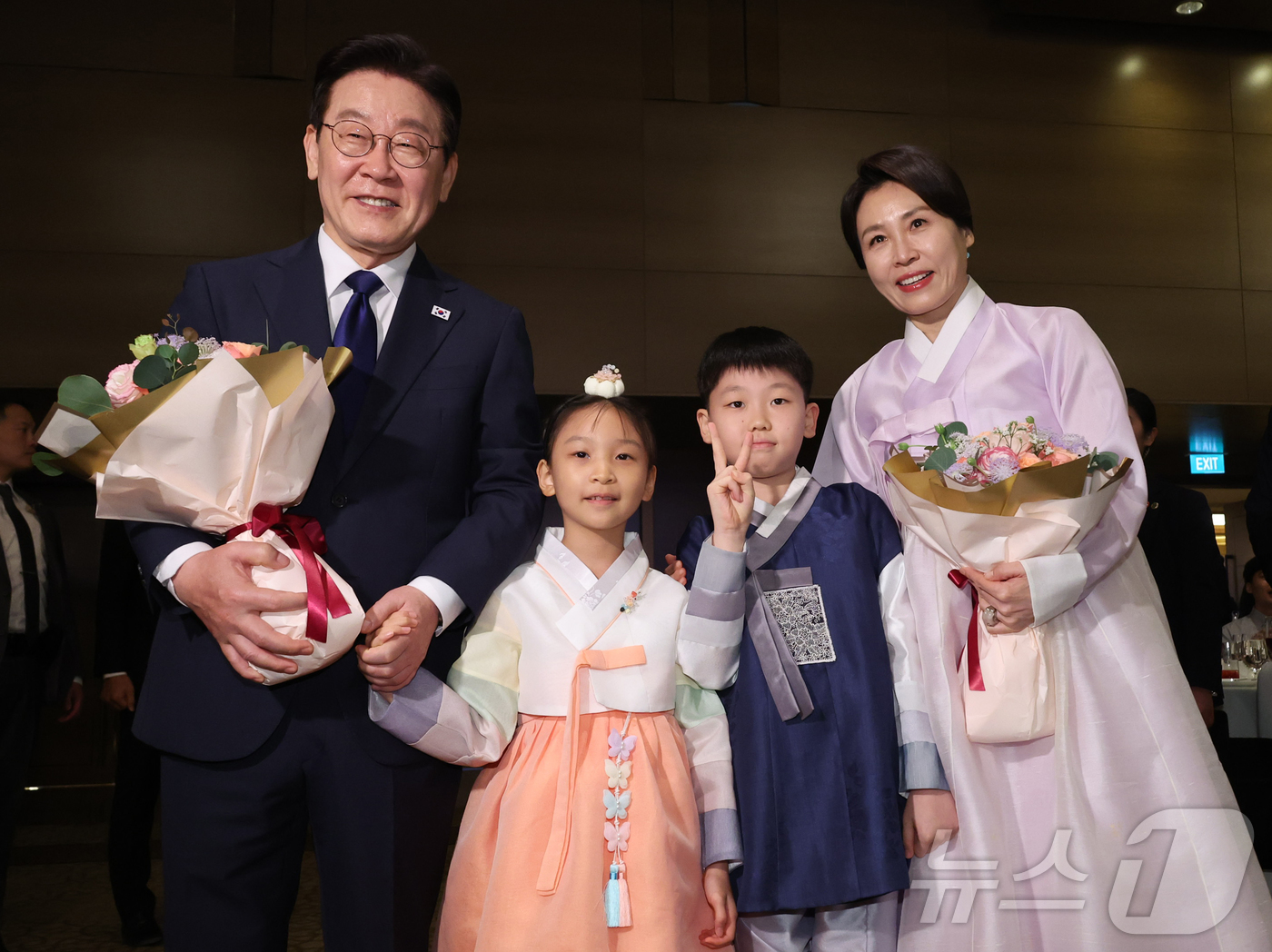 (싱가포르=뉴스1) 허경 기자 = 싱가포르를 국빈 방문한 이재명 대통령과 김혜경 여사가 1일 싱가포르 한 호텔에서 열린 동포 만찬 간담회에서 화동들에게 꽃다발을 전달 받은 후 기념 …