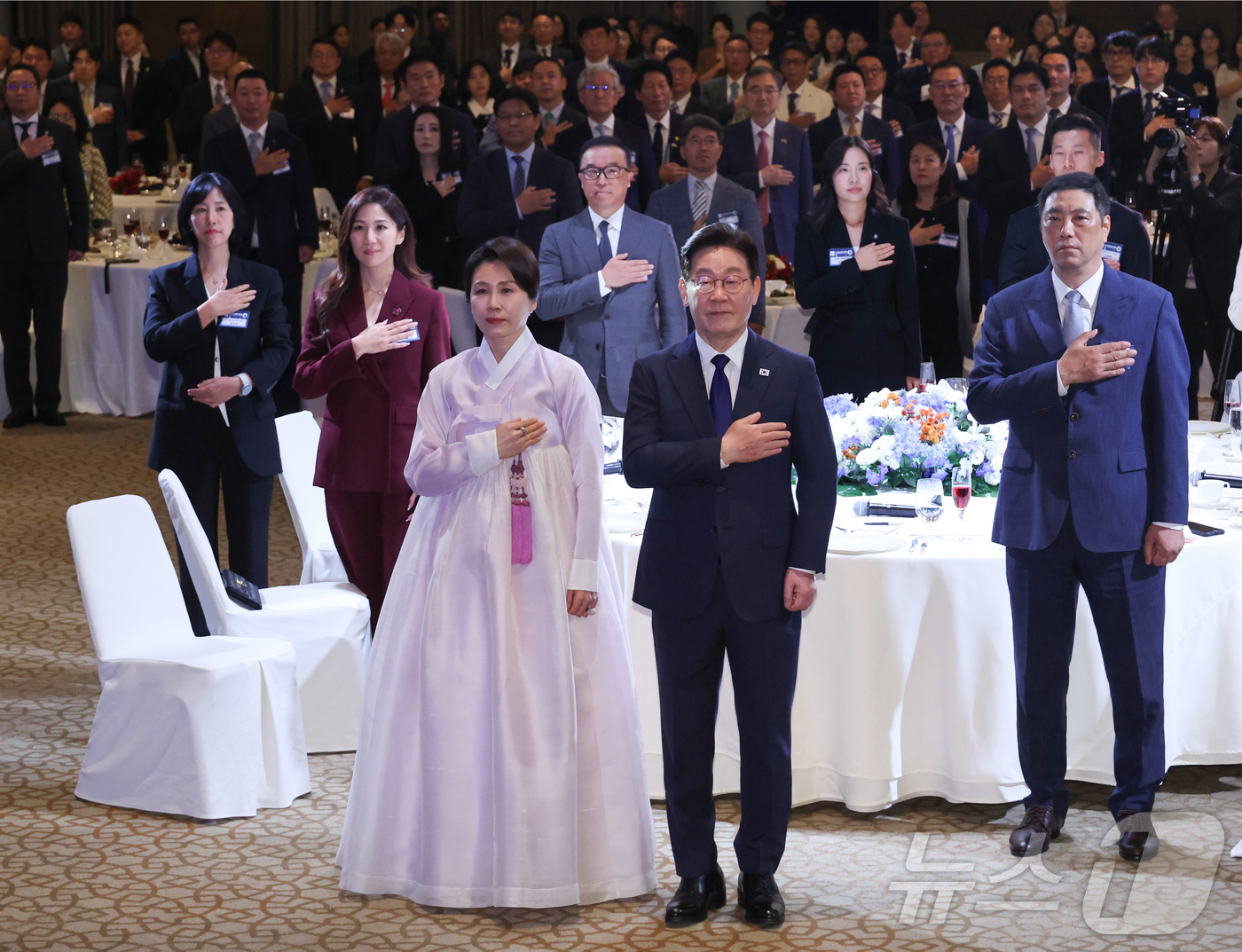 (싱가포르=뉴스1) 허경 기자 = 싱가포르를 국빈 방문한 이재명 대통령과 김혜경 여사가 1일 싱가포르 한 호텔에서 열린 동포 만찬 간담회에서 국민의례를 하고 있다. 2026.3.1 …