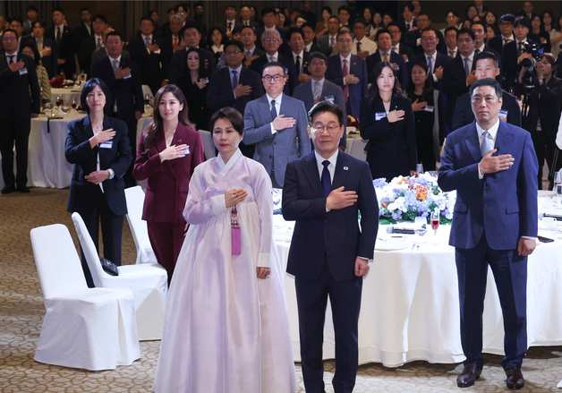 국민의례 하는 이재명 대통령·김혜경 여사