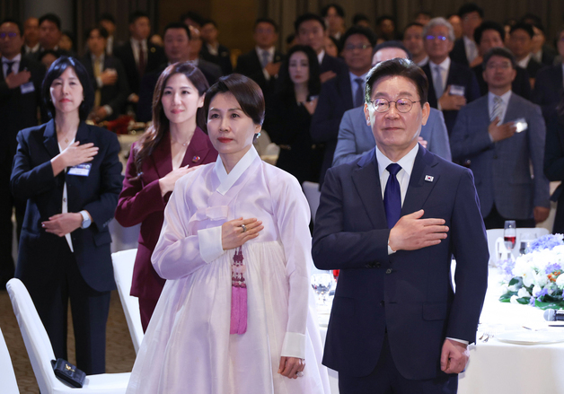 李대통령 "집 사봤자 이것저것 떼서 남는 게 없다면 누가 사겠냐"(종합)