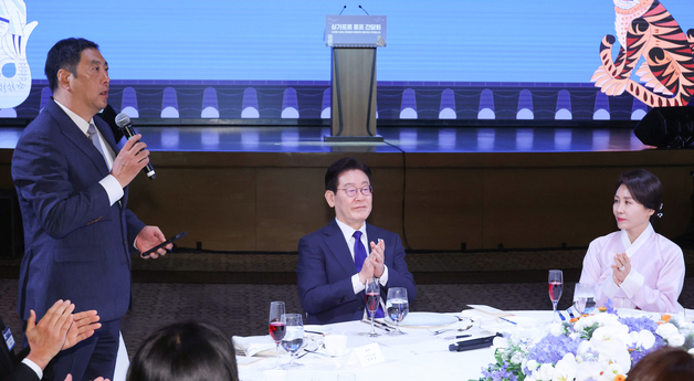 한인회장 환영사에 박수치는 이재명 대통령
