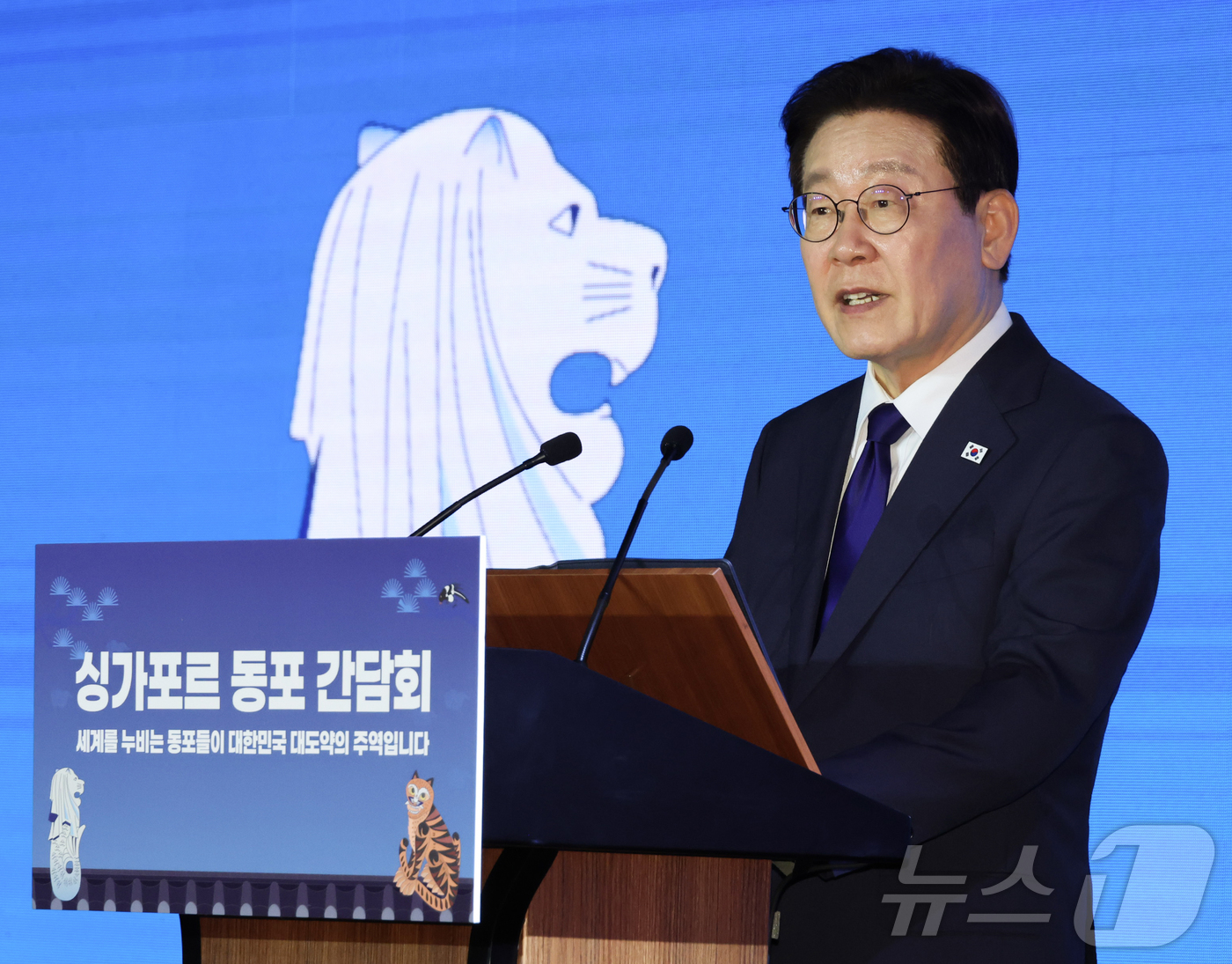 (싱가포르=뉴스1) 허경 기자 = 싱가포르를 국빈 방문한 이재명 대통령이 1일 싱가포르 한 호텔에서 열린 동포 만찬 간담회에서 인사말을 하고 있다. 2026.3.1/뉴스1