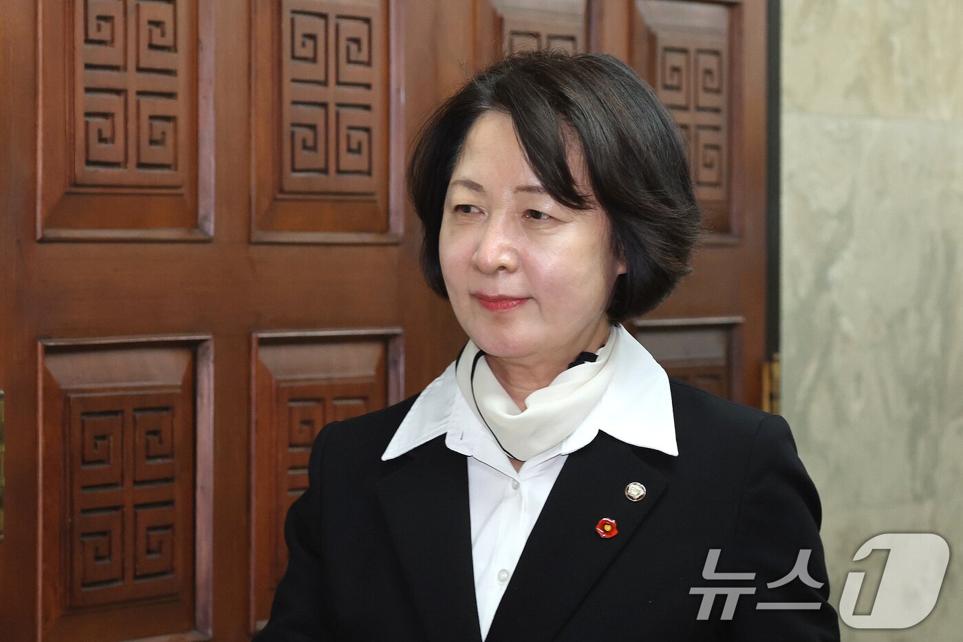 본문 이미지 - 추미애 법제사법위원장이 지난 1일 서울 여의도 국회에서 열린 더불어민주당 의원총회에 참석하고 있다. 2026.3.1 ⓒ 뉴스1 신웅수 기자