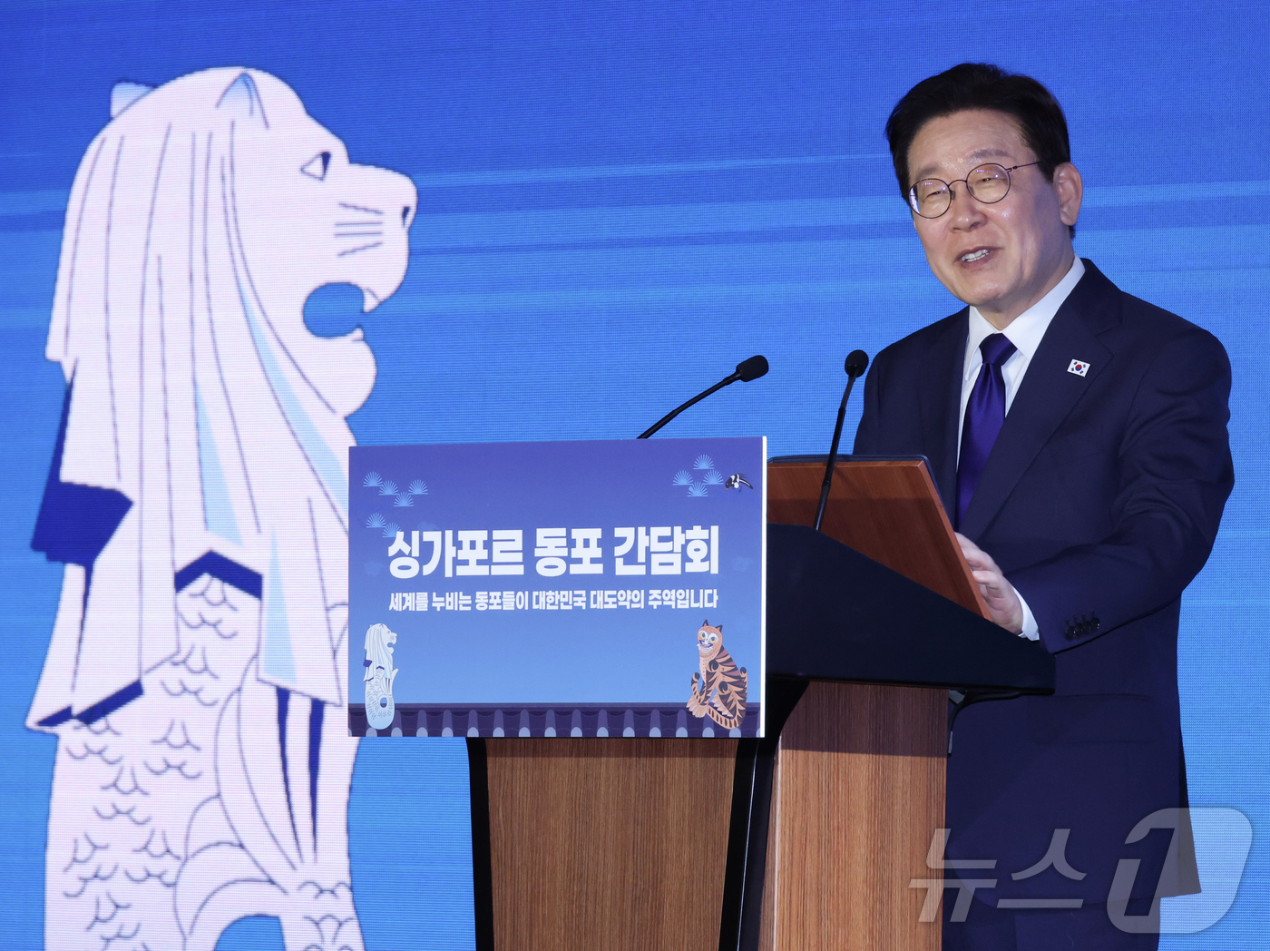 (싱가포르=뉴스1) 허경 기자 = 싱가포르를 국빈 방문한 이재명 대통령이 1일 싱가포르 한 호텔에서 열린 동포 만찬 간담회에서 인사말을 하고 있다. 2026.3.1/뉴스1