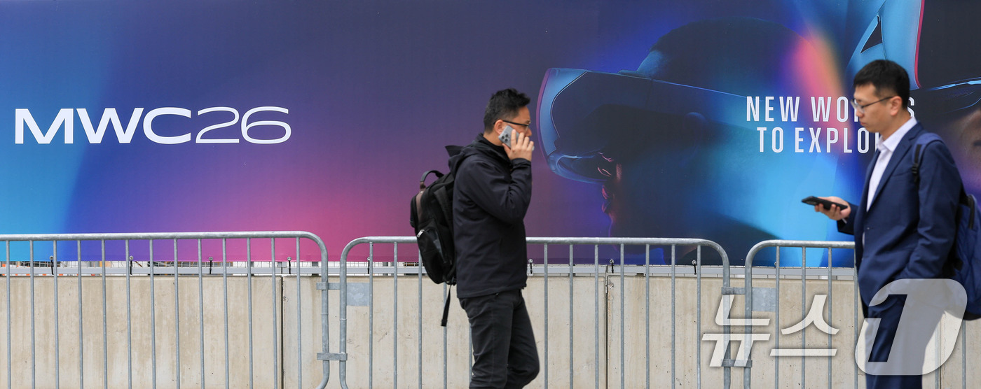 (바르셀로나=뉴스1) 사진공동취재단 = 모바일 월드 콩그레스(MWC)2026 개막을 앞둔 1일(현지시간) 스페인 바르셀로나 피란 그란 비아 전시장에서 참가업체 관계자들이 이동하고 …