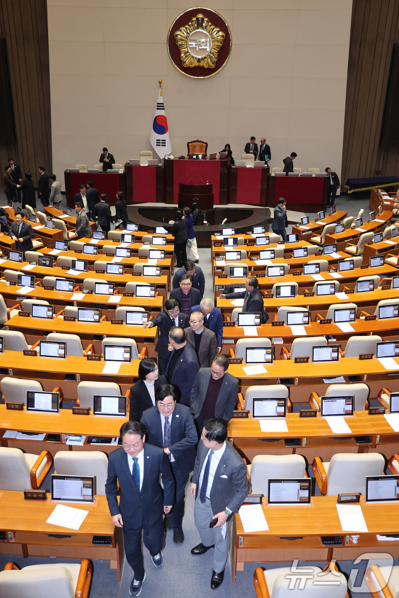 (서울=뉴스1) 신웅수 기자 = 1일 서울 여의도 국회에서 열린 제432회 국회(임시회) 제8차 본회의를 마친 더불어민주당 의원들이 본회의장을 나서고 있다. 2026.3.1/뉴스1 …