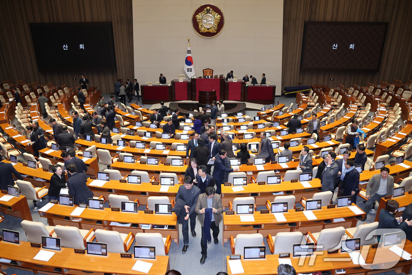 (서울=뉴스1) 신웅수 기자 = 1일 서울 여의도 국회에서 열린 제432회 국회(임시회) 제8차 본회의를 마친 더불어민주당 의원들이 본회의장을 나서고 있다. 2026.3.1/뉴스1 …