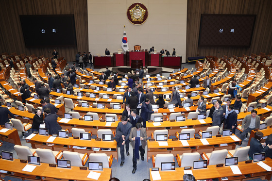 본회의 마친 의원들