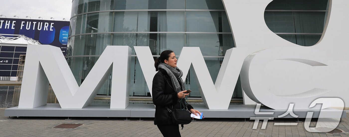본문 이미지 - 모바일 월드 콩그레스(MWC)2026 개막을 앞둔 1일(현지시간) 스페인 바르셀로나 피란 그란 비아 전시장 입구에 MWC 대형 조형물이 설치돼 있다. 2026.3.1 ⓒ 뉴스1 사진공동취재단