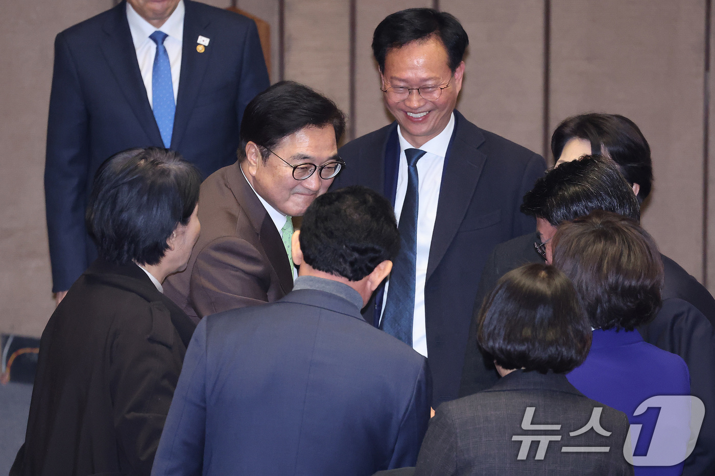 (서울=뉴스1) 신웅수 기자 = 우원식 국회의장이 1일 서울 여의도 국회에서 열린 제432회 국회(임시회) 제8차 본회의를 마친 후 의원들과 인사하고 있다. 2026.3.1/뉴스1 …