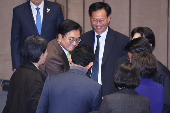 의원들과 인사하는 우원식 의장