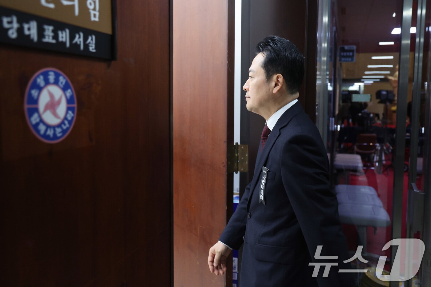 본문 이미지 - 장동혁 국민의힘 대표가 1일 서울 여의도 국회에서 열린 의원총회를 마친 후 당대표실로 향하고 있다. 2026.3.1 ⓒ 뉴스1 신웅수 기자