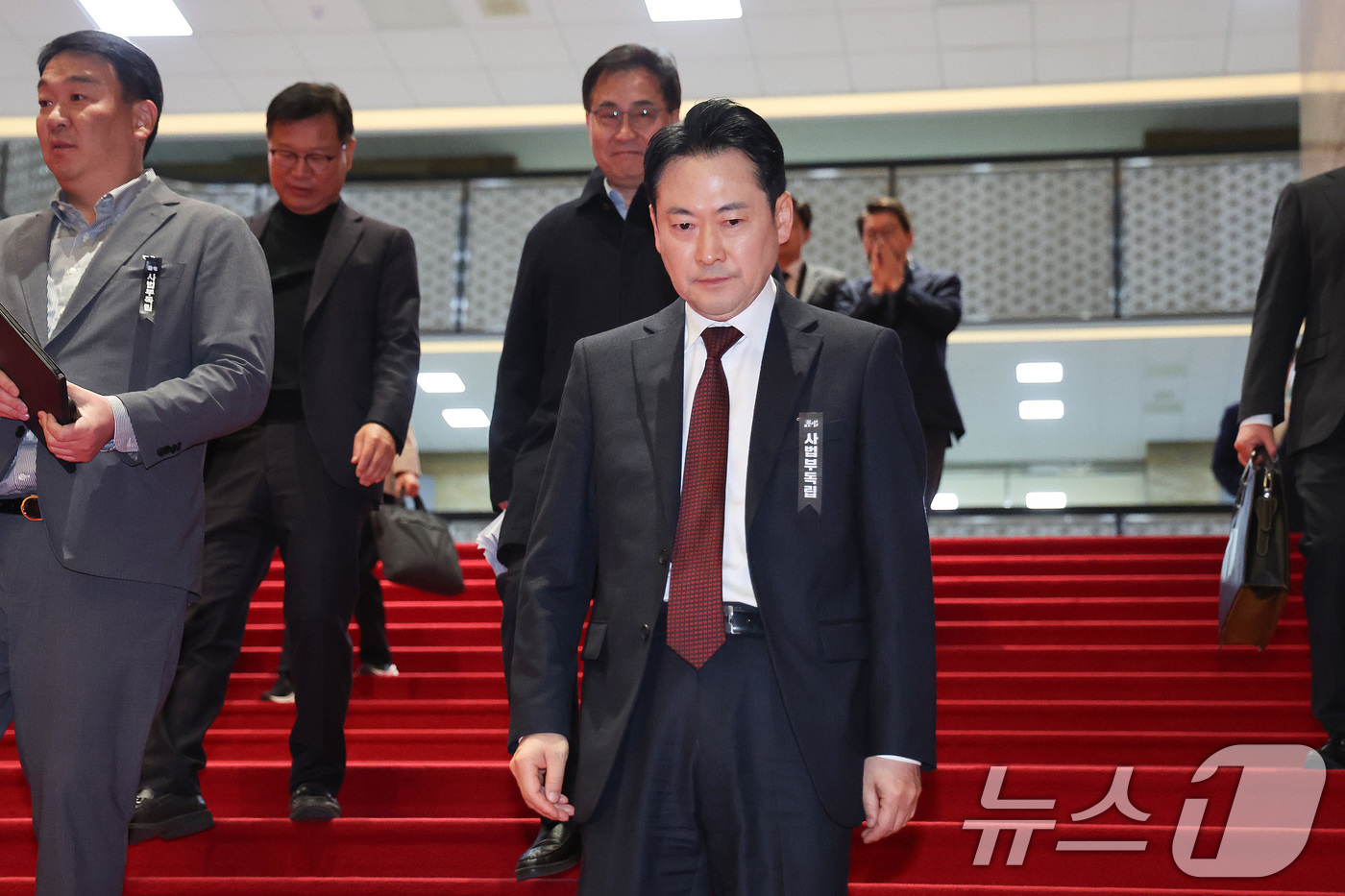 (서울=뉴스1) 신웅수 기자 = 장동혁 국민의힘 대표가 1일 서울 여의도 국회에서 열린 의원총회를 마친 후 총회장을 나서고 있다. 2026.3.1/뉴스1