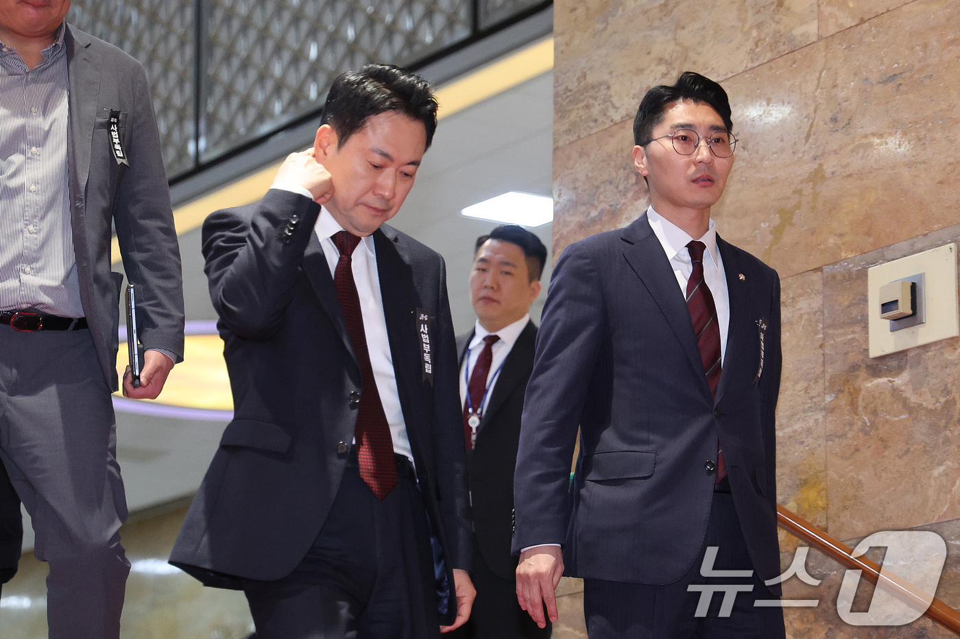 (서울=뉴스1) 신웅수 기자 = 장동혁 국민의힘 대표가 1일 서울 여의도 국회에서 열린 의원총회를 마친 후 총회장을 나서고 있다. 2026.3.1/뉴스1