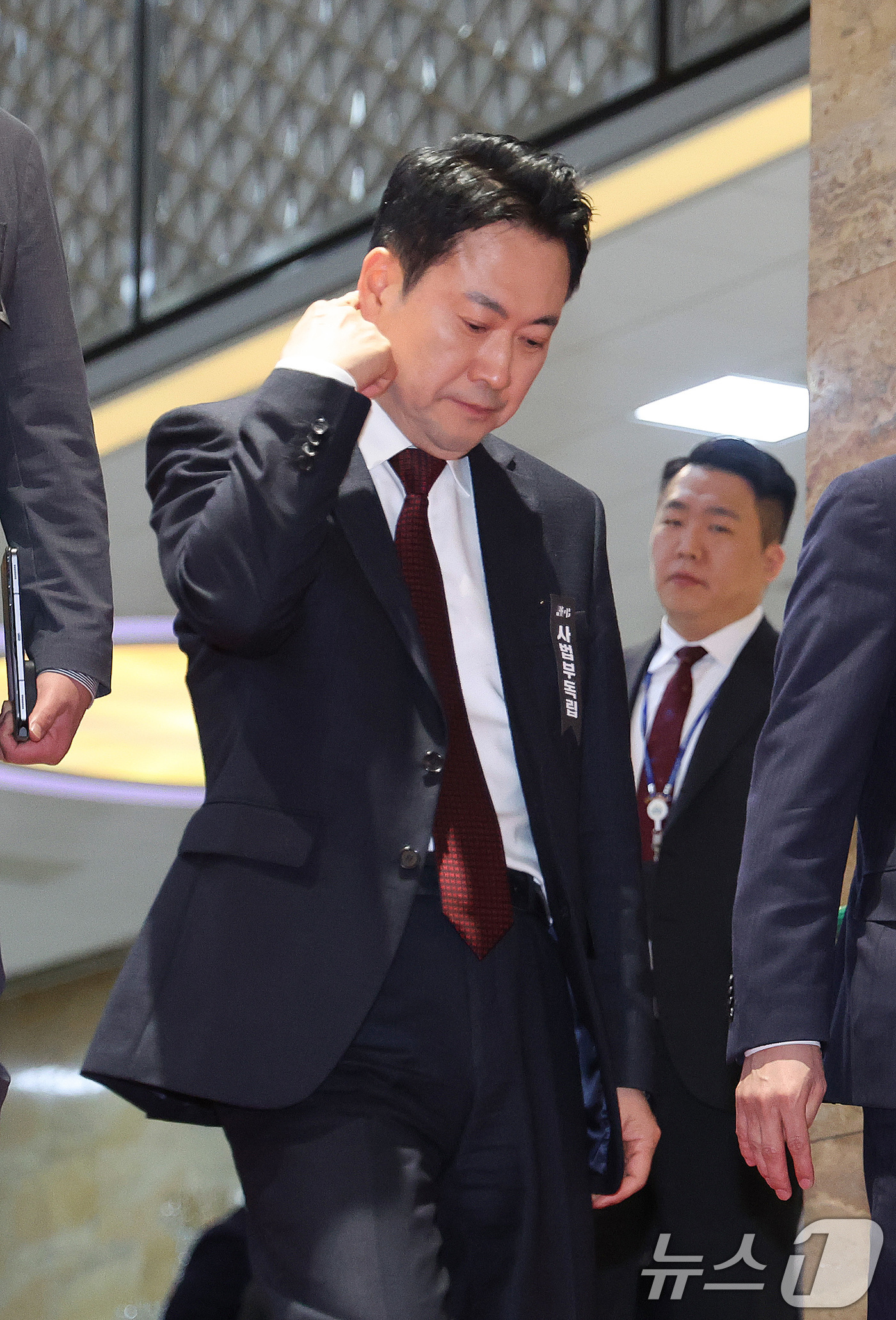 (서울=뉴스1) 신웅수 기자 = 장동혁 국민의힘 대표가 1일 서울 여의도 국회에서 열린 의원총회를 마친 후 총회장을 나서고 있다. 2026.3.1/뉴스1