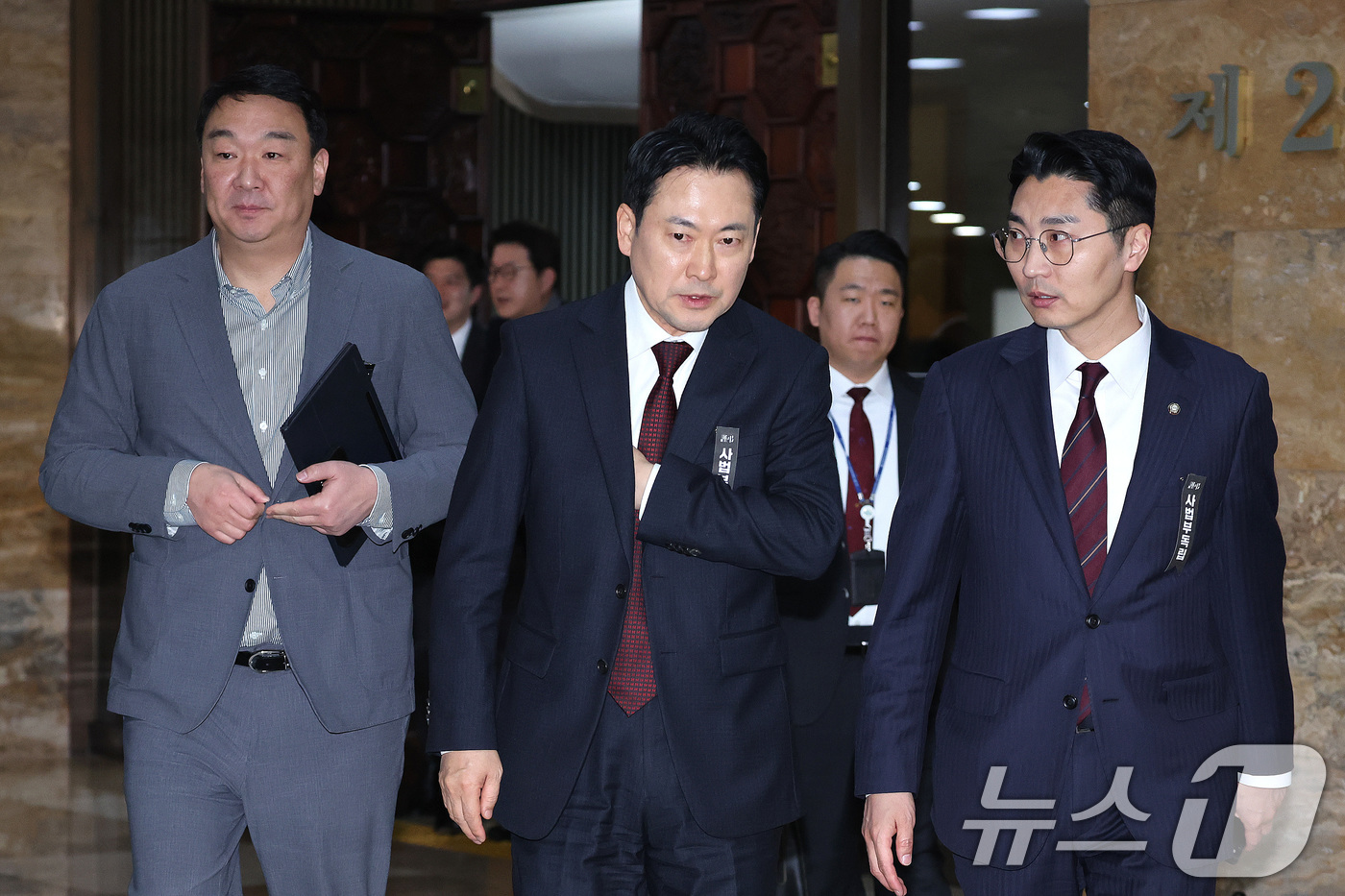 (서울=뉴스1) 신웅수 기자 = 장동혁 국민의힘 대표가 1일 서울 여의도 국회에서 열린 의원총회를 마친 후 총회장을 나서고 있다. 2026.3.1/뉴스1