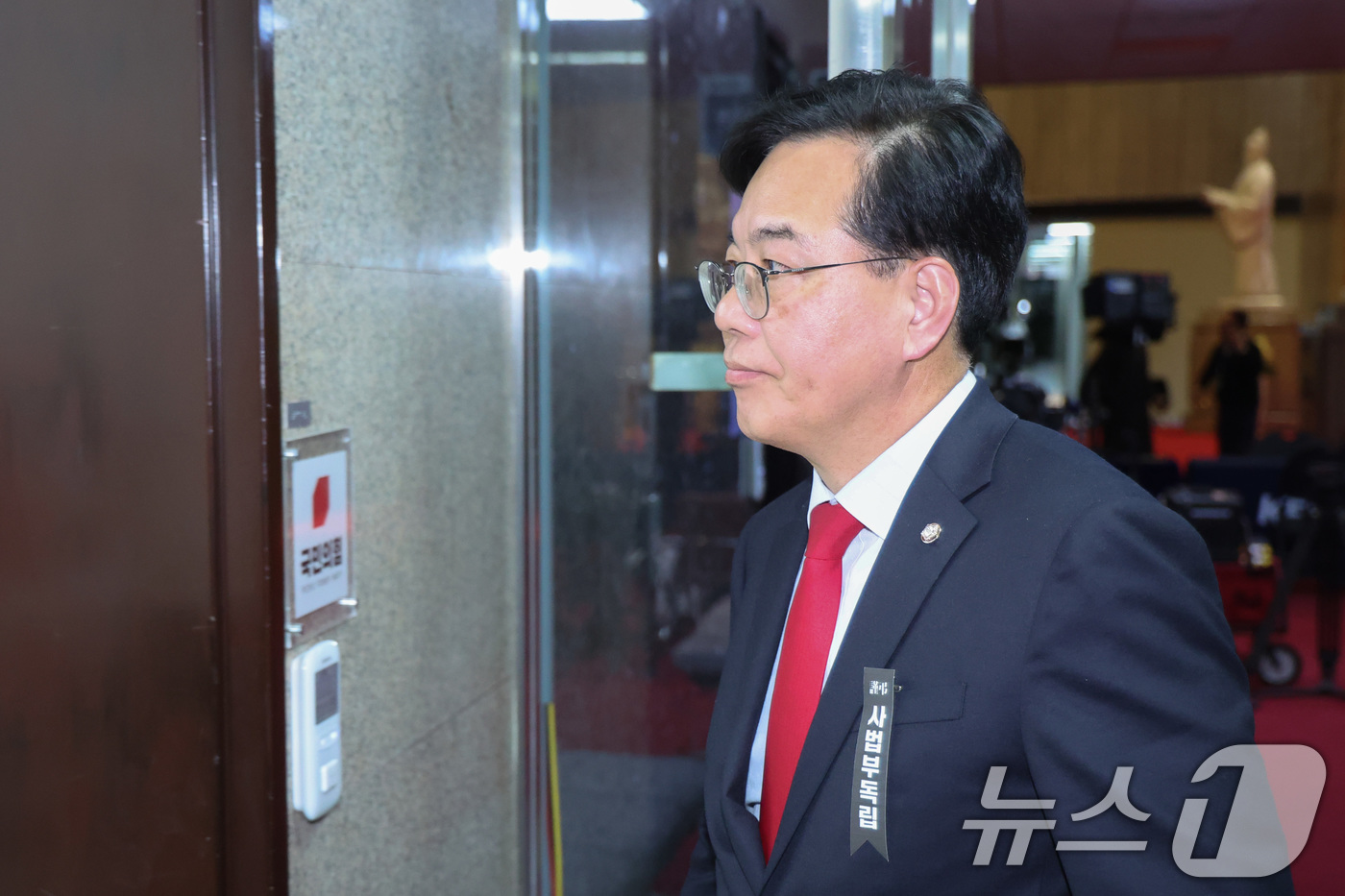 (서울=뉴스1) 신웅수 기자 = 송언석 국민의힘 원내대표가 1일 서울 여의도 국회에서 열린 의원총회를 마친 후 장동혁 대표실로 들어서고 있다. 2026.3.1/뉴스1