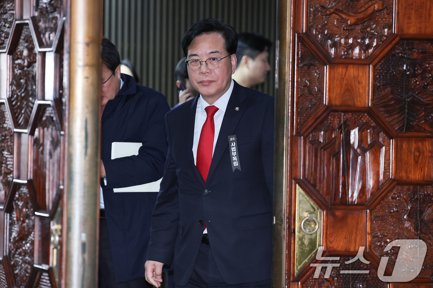 (서울=뉴스1) 신웅수 기자 = 송언석 국민의힘 원내대표가 1일 서울 여의도 국회에서 열린 의원총회를 마친 후 의총장을 나서고 있다. 2026.3.1/뉴스1