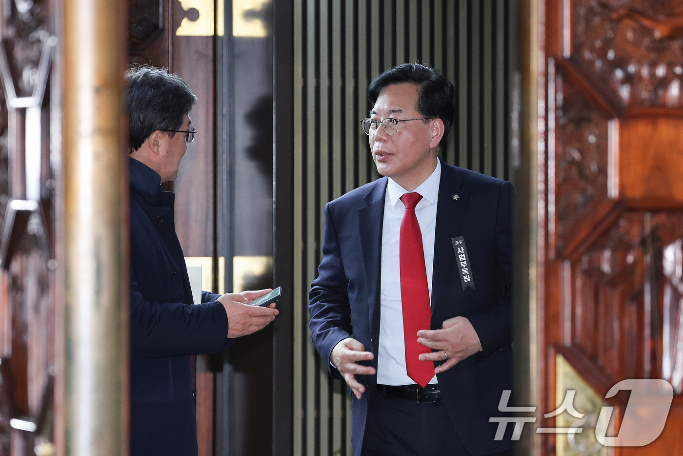 (서울=뉴스1) 신웅수 기자 = 송언석 국민의힘 원내대표가 1일 서울 여의도 국회에서 열린 의원총회를 마친 후 의원들과 대화하고 있다. 2026.3.1/뉴스1