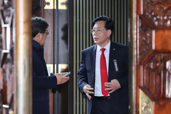 대화나누는 송언석