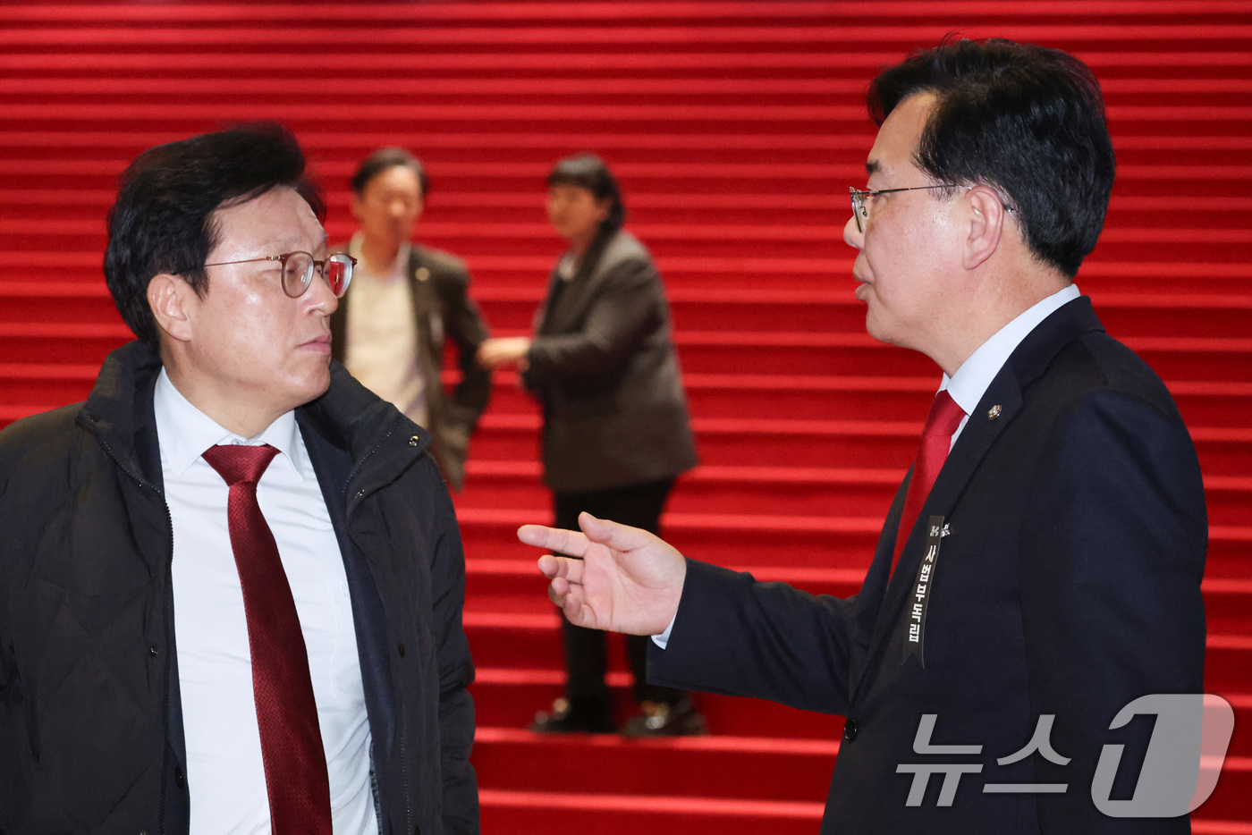 (서울=뉴스1) 신웅수 기자 = 송언석 국민의힘 원내대표가 1일 서울 여의도 국회에서 열린 의원총회를 마친 후 의원들과 대화하고 있다. 2026.3.1/뉴스1