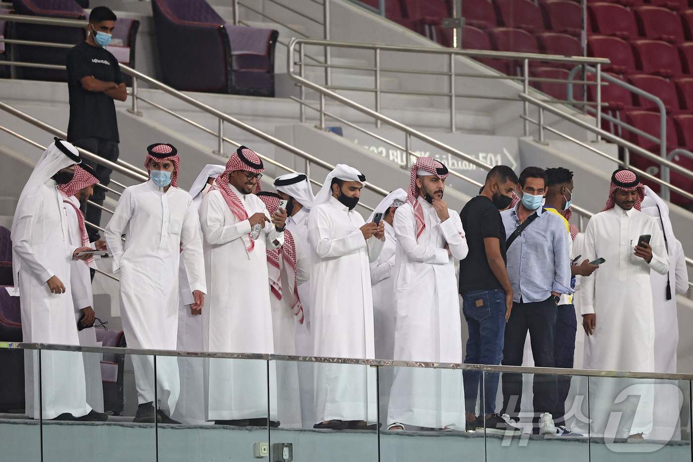 본문 이미지 - 트락토르의 경기를 기다리는 이란 팬들 ⓒ AFP=뉴스1