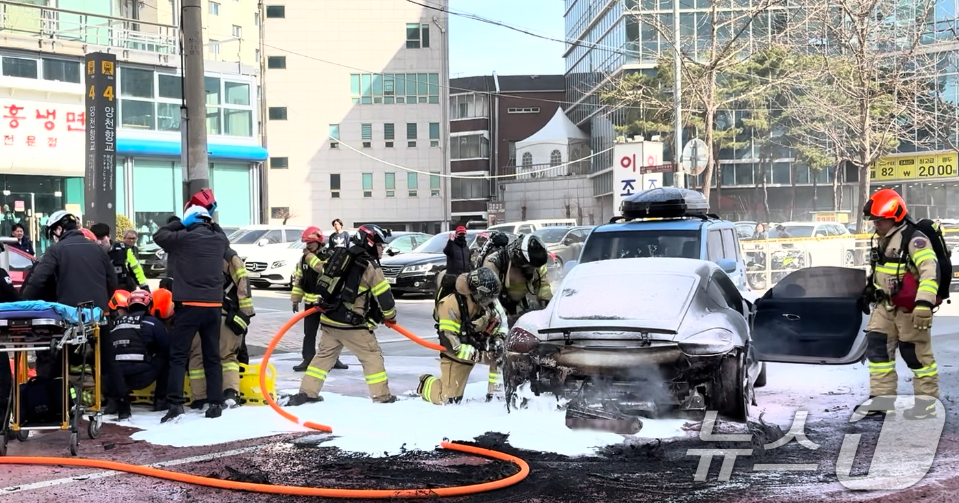 (서울=뉴스1) = 지난 8일 오후 1시 34분경 서울 강서구 가양동에서 포르쉐 승용차가 중앙선을 넘어 차량 1대 충돌 후 갑자기 가속페달을 밟아 다른 차량 2대를 연속으로 정면 …