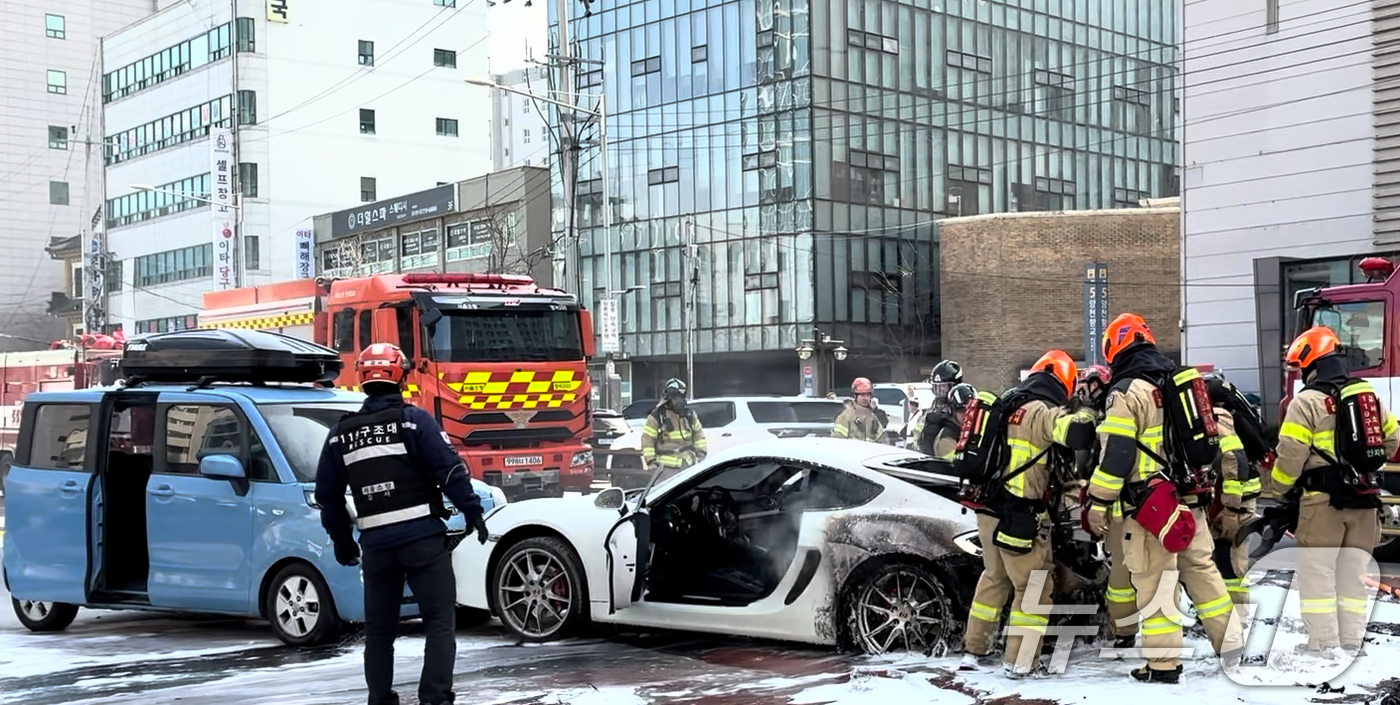 (서울=뉴스1) = 지난 8일 오후 1시 34분경 서울 강서구 가양동에서 포르쉐 승용차가 중앙선을 넘어 차량 1대 충돌 후 갑자기 가속페달을 밟아 다른 차량 2대를 연속으로 정면 …
