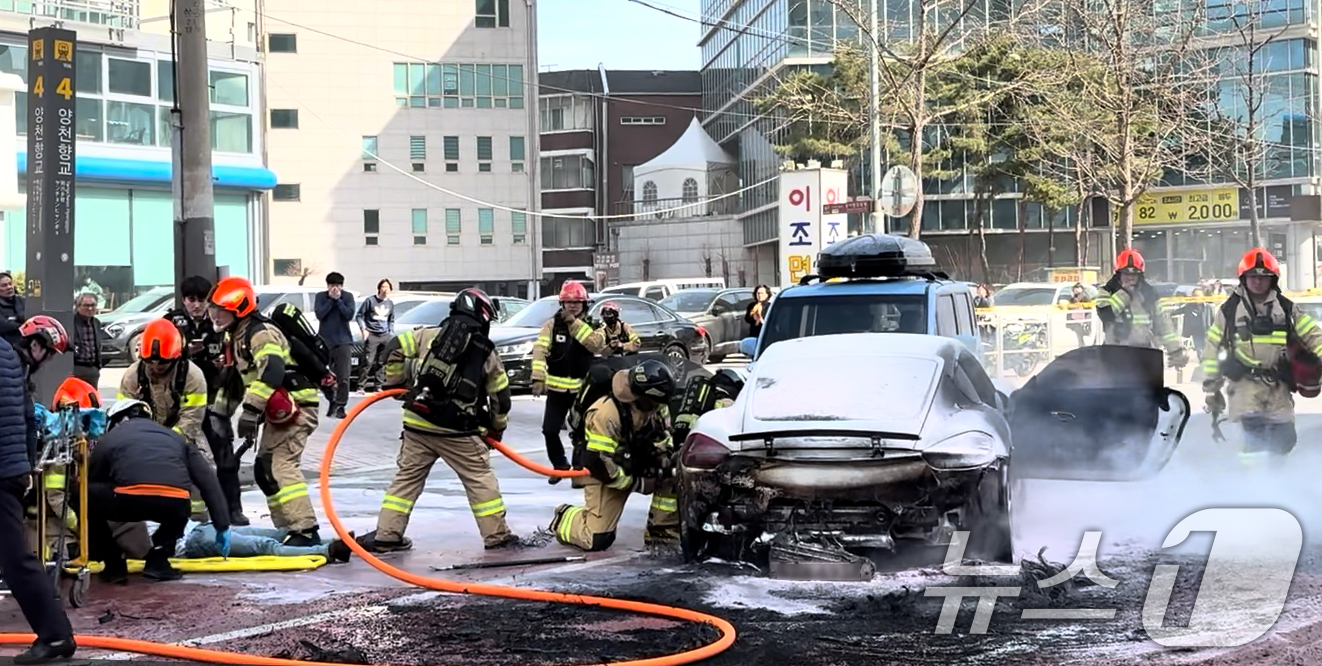 (서울=뉴스1) = 지난 8일 오후 1시 34분경 서울 강서구 가양동에서 포르쉐 승용차가 중앙선을 넘어 차량 1대 충돌 후 갑자기 가속페달을 밟아 다른 차량 2대를 연속으로 정면 …