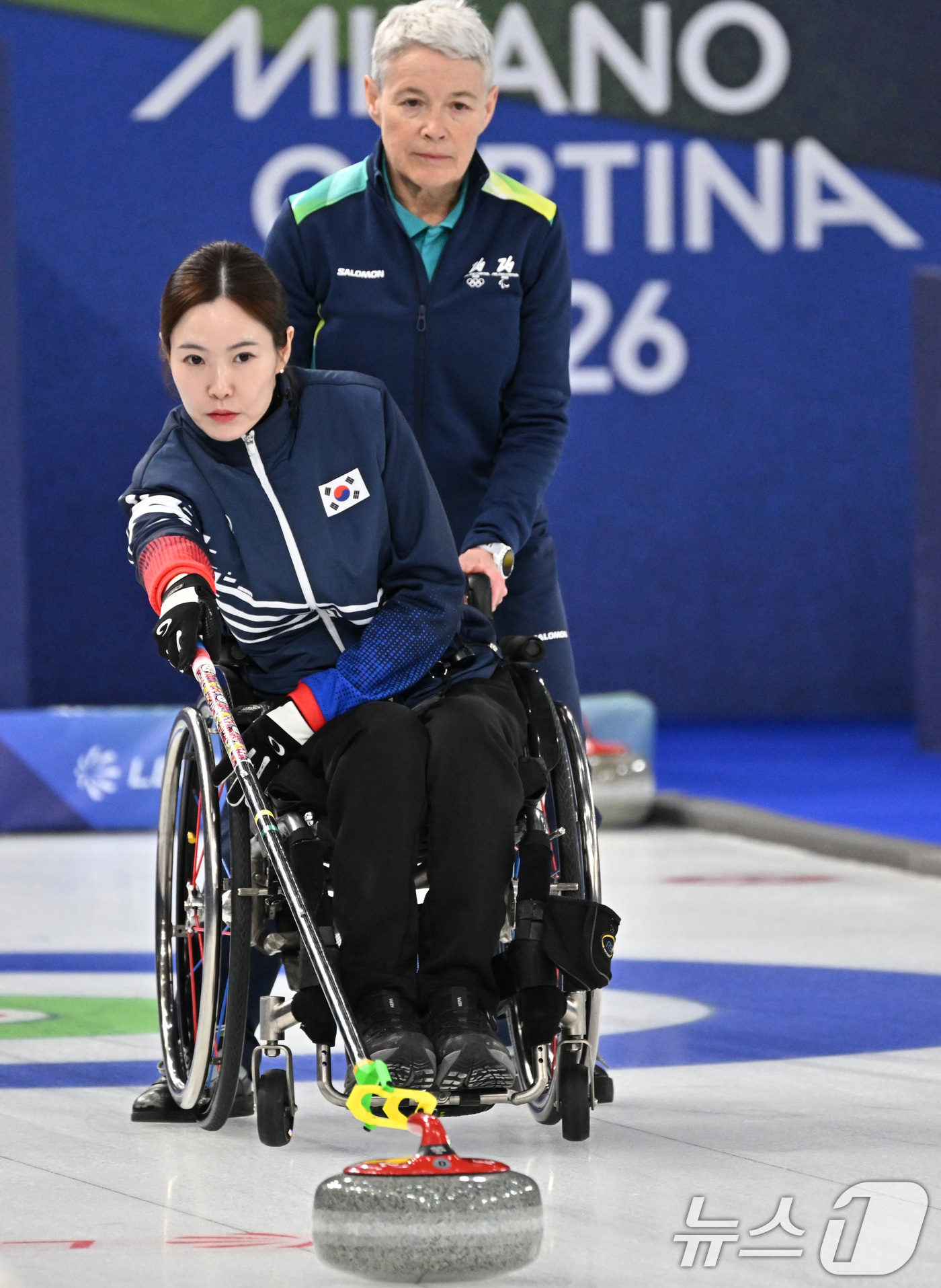 (코르티나=뉴스1) 사진공동취재단 = 휠체어컬링 백혜진이 9일 오후(현지시간) 이탈리아 코르티나담페초 컬링 올림픽 스타디움에서 열린 2026 밀라노 코르티나 패럴림픽 휠체어컬링 믹 …
