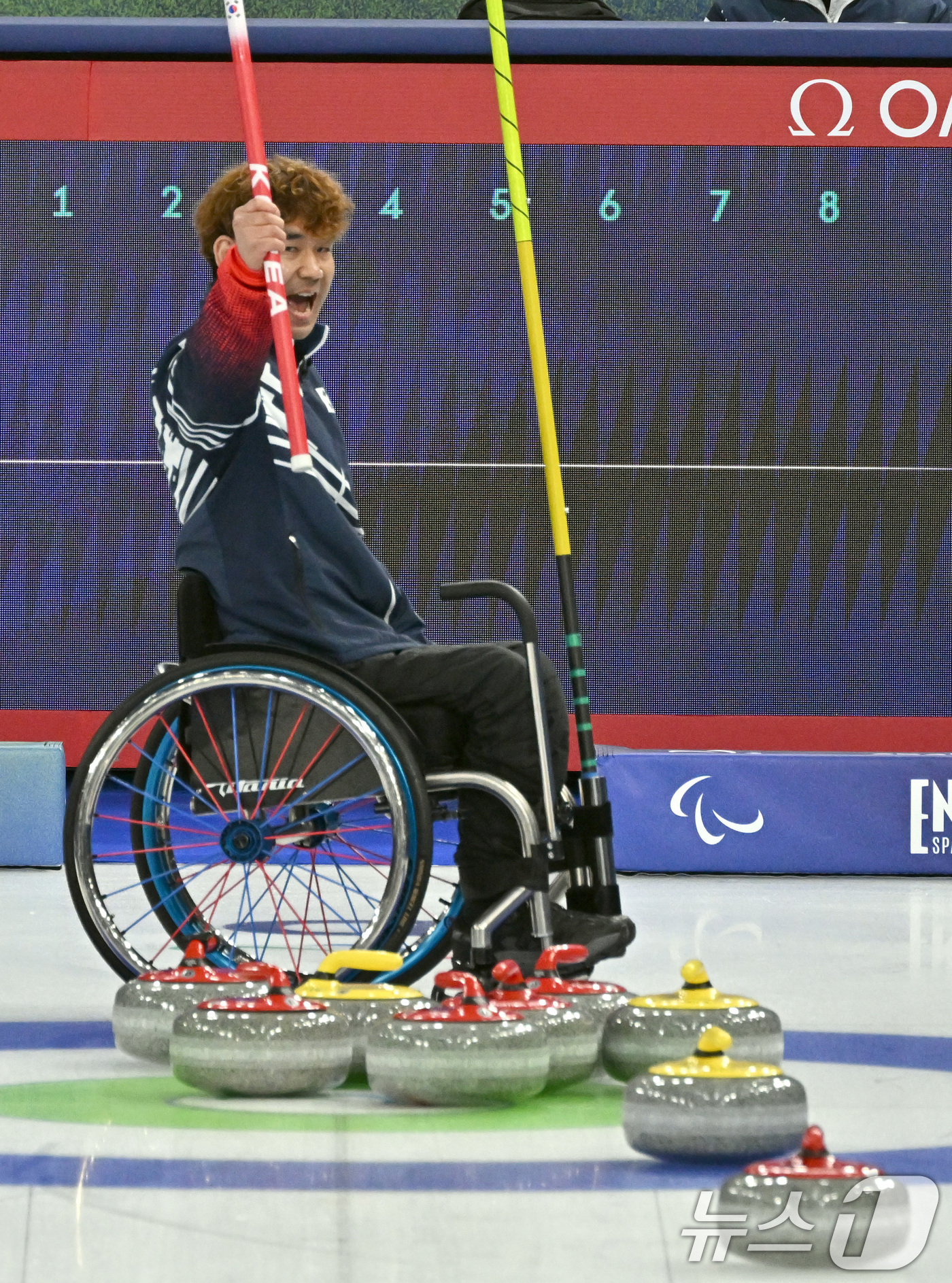 (코르티나=뉴스1) 사진공동취재단 = 휠체어컬링 이용석이 9일 오후(현지시간) 이탈리아 코르티나담페초 컬링 올림픽 스타디움에서 열린 2026 밀라노 코르티나 패럴림픽 휠체어컬링 믹 …