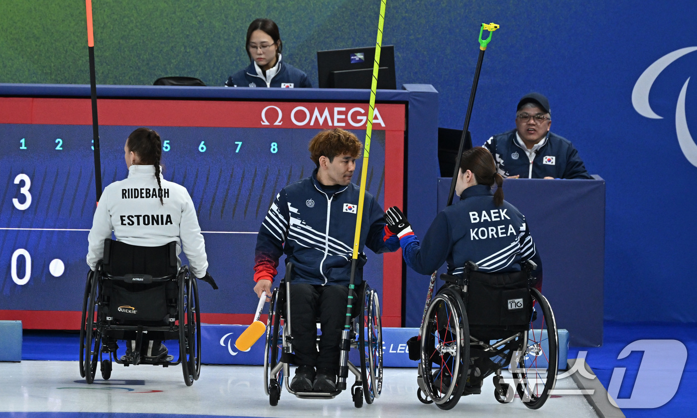 (코르티나=뉴스1) 사진공동취재단 = 휠체어컬링 백혜진(오른쪽)과 이용석이 9일 오후(현지시간) 이탈리아 코르티나담페초 컬링 올림픽 스타디움에서 열린 2026 밀라노 코르티나 패럴 …