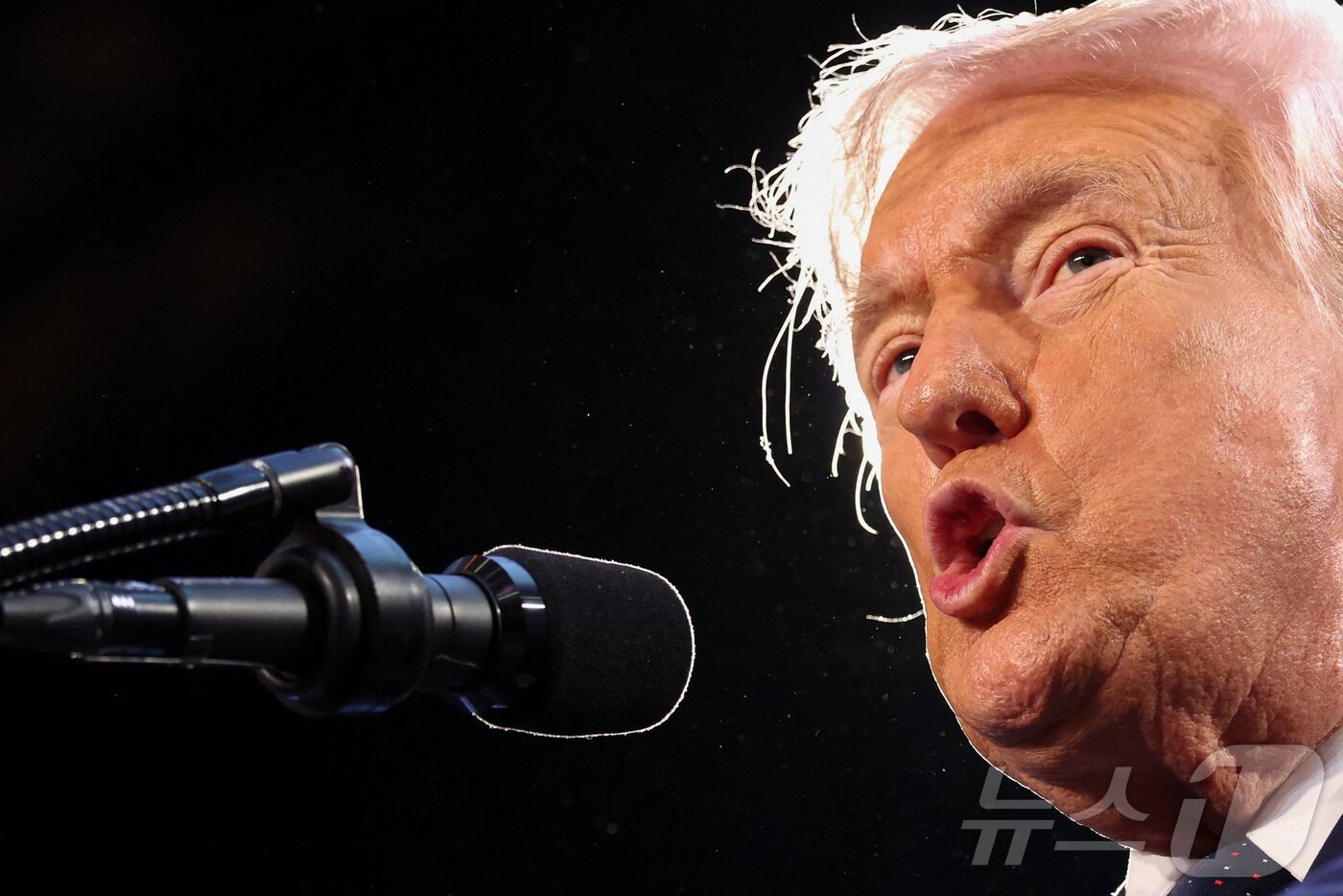 본문 이미지 - 도널드 트럼프 미국 대통령이 9일(현지시간) 플로리다주 마이애미 소재 트럼프 내셔널 도랄 마이애미 리조트에서 공화당원들에게 연설하고 있다. 2026.03.09. ⓒ 로이터=뉴스1