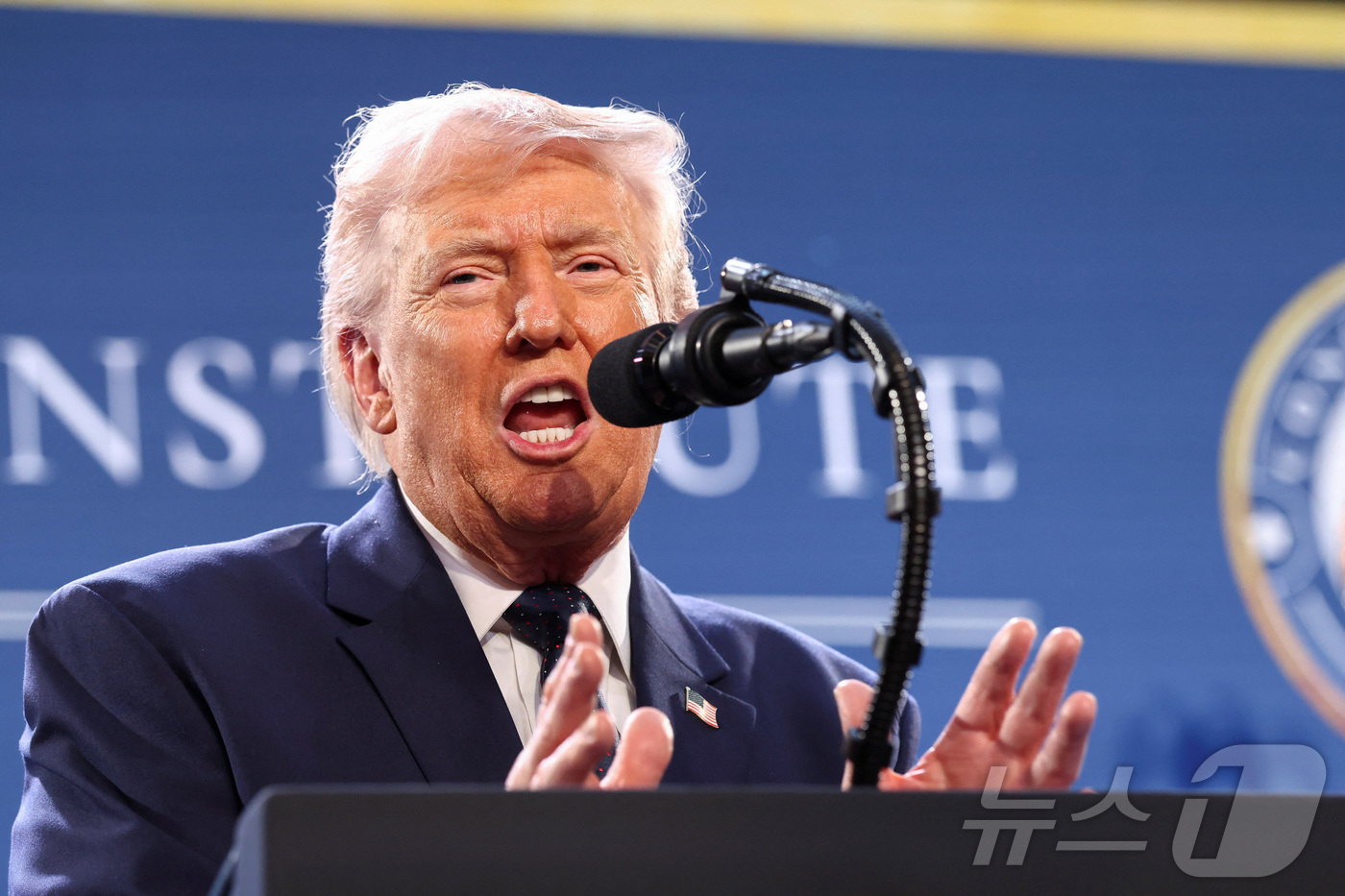 (마이애미 로이터=뉴스1) 김지완 기자 = 9일(현지시간) 도널드 트럼프 미국 대통령이 플로리다주 마이애미에 위치한 골프 리조트인 '트럼프 내셔널 도랄 마이애미'에서 공화당 당원들 …