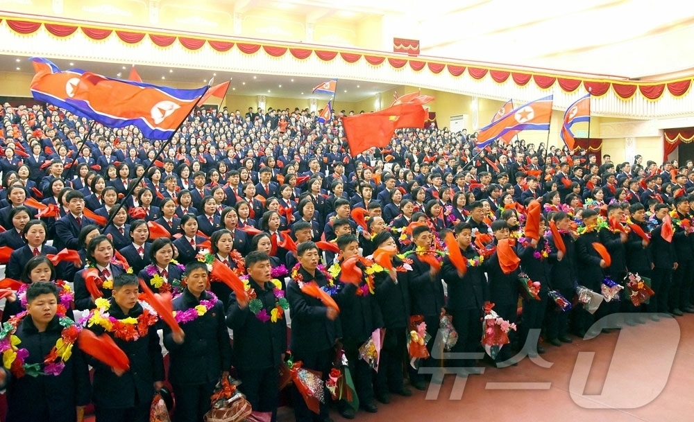 (평양 노동신문=뉴스1) = 북한 노동당 기관지 노동신문은 10일 평안북도 청년들이 당 대회 결정을 받들기 위해 전국 험지들로 탄원(자원 진출)하고 있다고 전했다.[국내에서만 사용 …