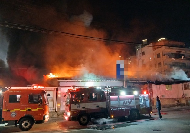 군산 싱크대 공장서 불…3개 점포 전소, 9000만 원 피해