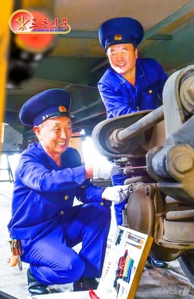 (평양 노동신문=뉴스1) = 북한 노동당 기관지 노동신문은 10일 평양객화차대 직원들의 모습을 조명하며 이들이 맡은 일에 책임을 다하고 있다고 전했다.[국내에서만 사용가능. 재배포 …